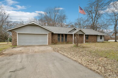 1703 N Fox St, Chouteau, OK 74337 - photo 3