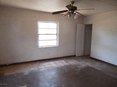 022-195873 Living Room