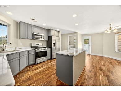 826 Crystal Dr, Eagle Point, OR 97524 - photo 7