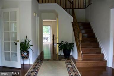 9 Peach Leaf Ct, North Potomac, MD 20878 - photo 2