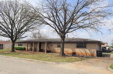 2109 Ridgewood Dr, Moore, OK 73160 - photo 2