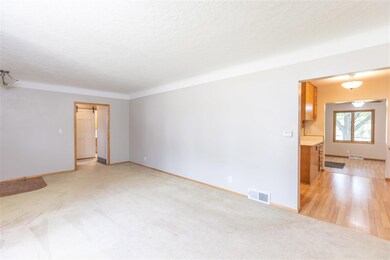 2023 Maplewood Dr, Cedar Falls, IA 50613 - photo 7