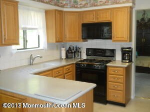 27 Berkshire Dr, Howell, NJ 07731 - photo 2