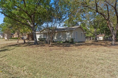 706 E Waco St, Ennis, TX 75119 - photo 2