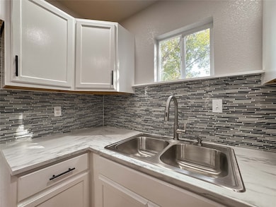 1009 W Snyder St, Alvin, TX 77511 - photo 5