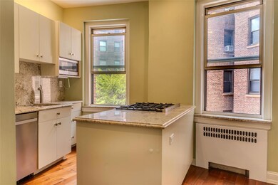 Wychwood unit 4, Great Neck, NY 11021 - photo 6