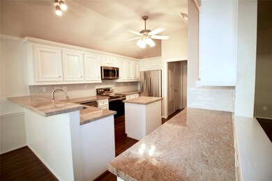 303 Live Oak Ln, Friendswood, TX 77546 - photo 5