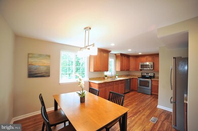 8659 Maple Glen Ct, Springfield, VA 22153 - photo 6