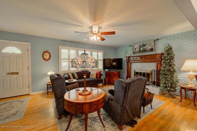 235 Riveredge Ct Point-large-008-026-Liv