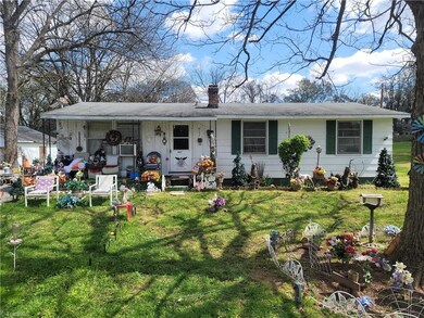 907 Montgomery St, Reidsville, NC 27320 - photo 2