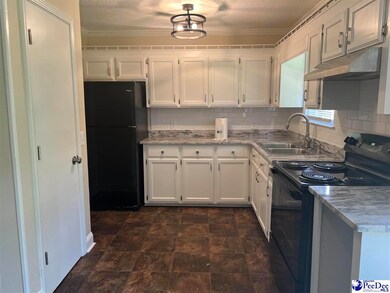 811 E Scarlett Ln, Florence, SC 29505 - photo 2