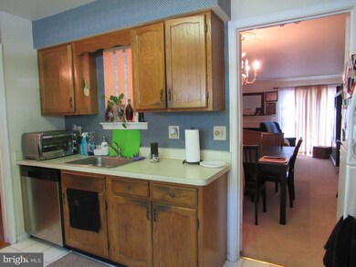 10111 Schoolhouse Woods Ct, Burke, VA 22015 - photo 6