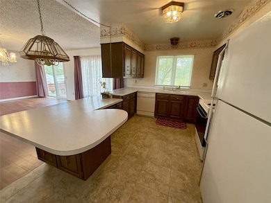 233 4th Ave SW, Cut Bank, MT 59427 - photo 7