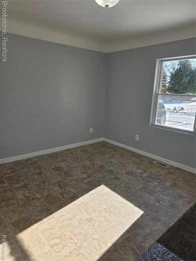 1095 Pine St, Mount Morris, MI 48458 - photo 4