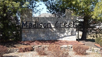 704 Ridge Crest Dr, Raymore, MO 64083 - photo 2