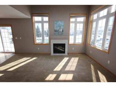 High ceilings with large windows and lots of dayli