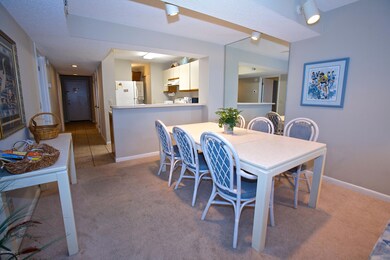Dining Area & Breakfast Bar