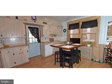 321 N Waverly St, Reading, PA 19607 - photo 2