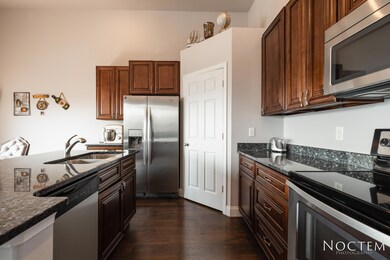 933 Calvert Dr-18