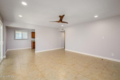 EASY TO MAINTAIN NEUTRAL TILE
