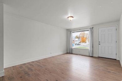 1247 E Sierra Living room