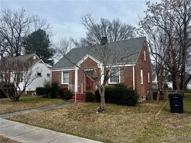 Bungalow with a front yard