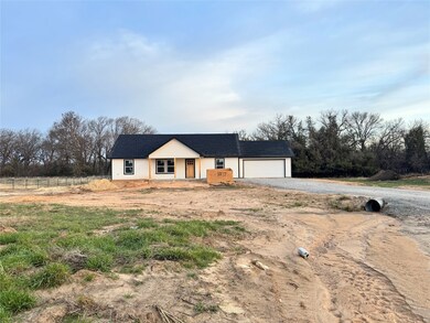 1077 Hereford Dr, Springtown, TX 76082 - photo 2