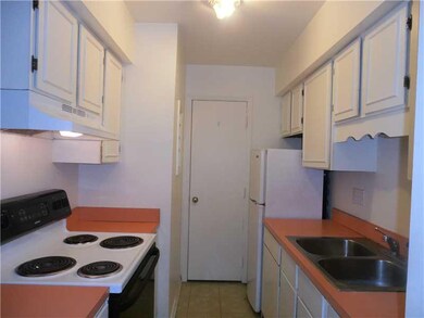 930 Adam Dr unit H, Pittsburgh, PA 15216 - photo 3