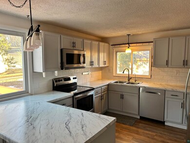 Kitchen with a sink, a peninsula, stainless steel 
