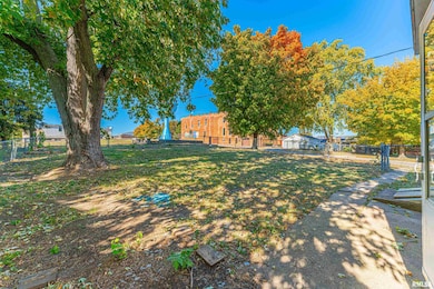 202 S Vine St, Mount Pulaski, IL 62548 - photo 3