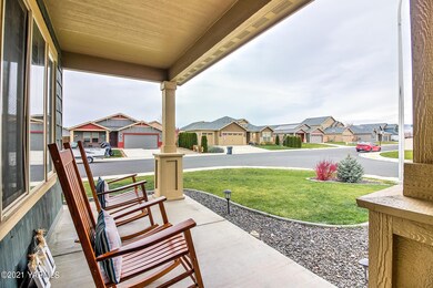 902 Crystal Ave, Moxee, WA 98936 - photo 4
