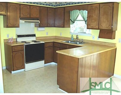 Kitchen. Country Kitchen w/ plenty of cabinets & c