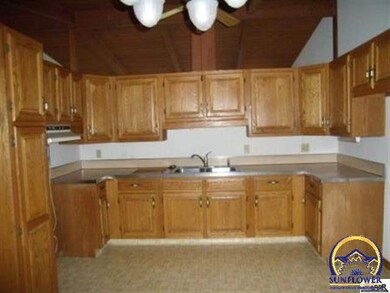 2525 SW Burnett Rd, Topeka, KS 66614 - photo 4