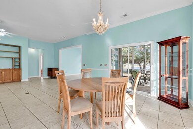 Dining room with visible vents, baseboards, light 