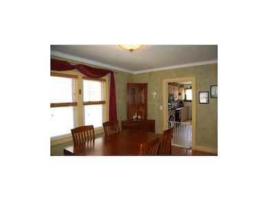 Dining room ; wood floors