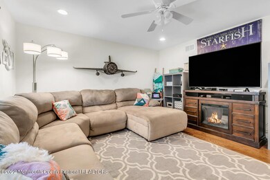 24 Duchess Ave Middletown-large-007-004-