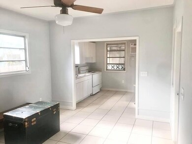 1010 Grinnell St C Livingroom & Kitchen