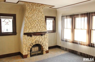 921 N Pine St, Davenport, IA 52804 - photo 2