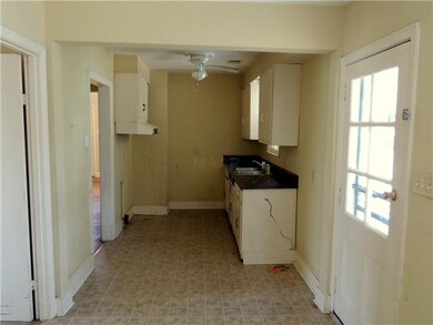 SPACIOUS EAT IN KITCHEN HAS LOVELY COUNTER TOPS WH