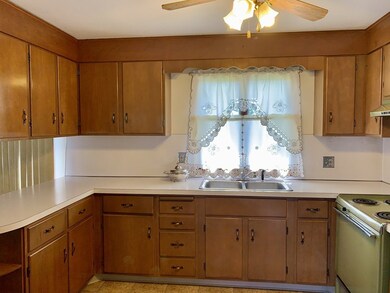 25 Cedar St, Ludlow, MA 01056 - photo 5