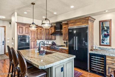 16_Kitchen-Dining_1800x1200_3991984