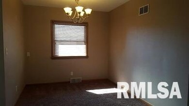 1735 W 37th St, Davenport, IA 52806 - photo 4