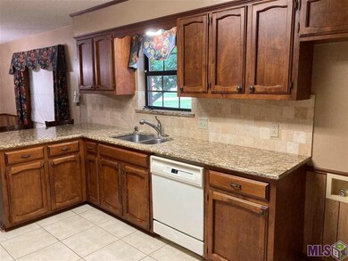 1928 E Eagle St, Zachary, LA 70791 - photo 2