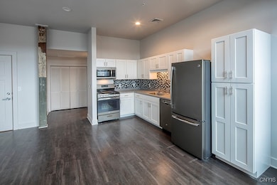 800 N Clinton St, Syracuse, NY 13204 - photo 3