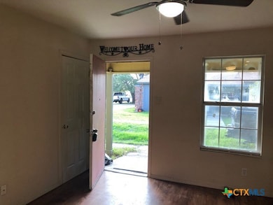 710 E Baxter St unit B, Seguin, TX 78155 - photo 4