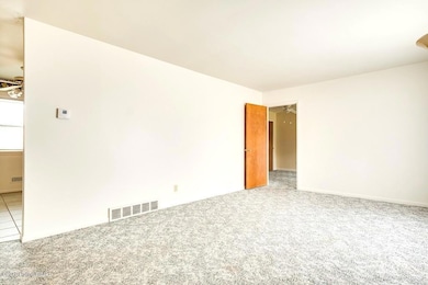 9208 Waltlee Rd, Louisville, KY 40291 - photo 5