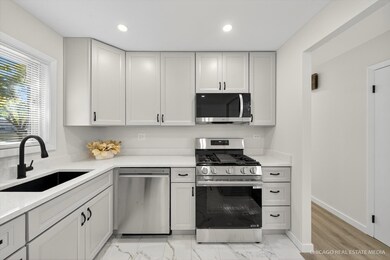 2211 Birchwood Pkwy, Woodridge, IL 60517 - photo 5