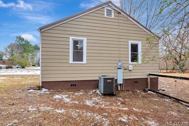 312 Hutcheson Ave, Chase City, VA 23924 - photo 4