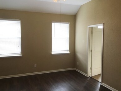 1020 Luke Dr, Alvin, TX 77511 - photo 4