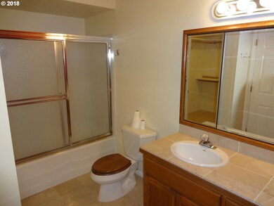 2235 Ridgeway Dr unit 8, Eugene, OR 97401 - photo 6